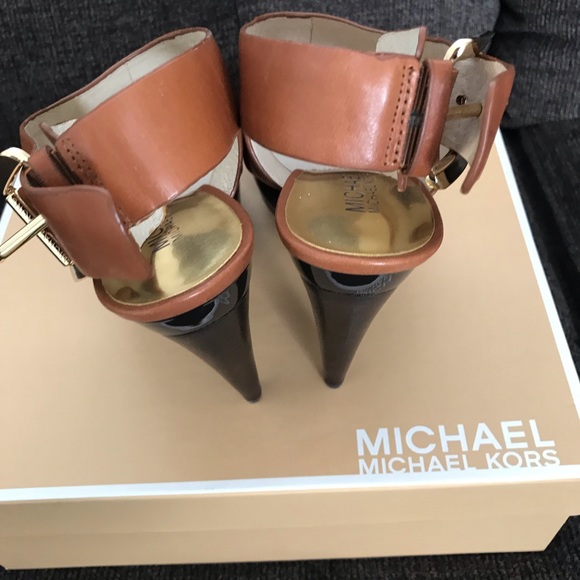 Michael Kors Carla Platform Lugagge Sandal - Picture 4 of 7